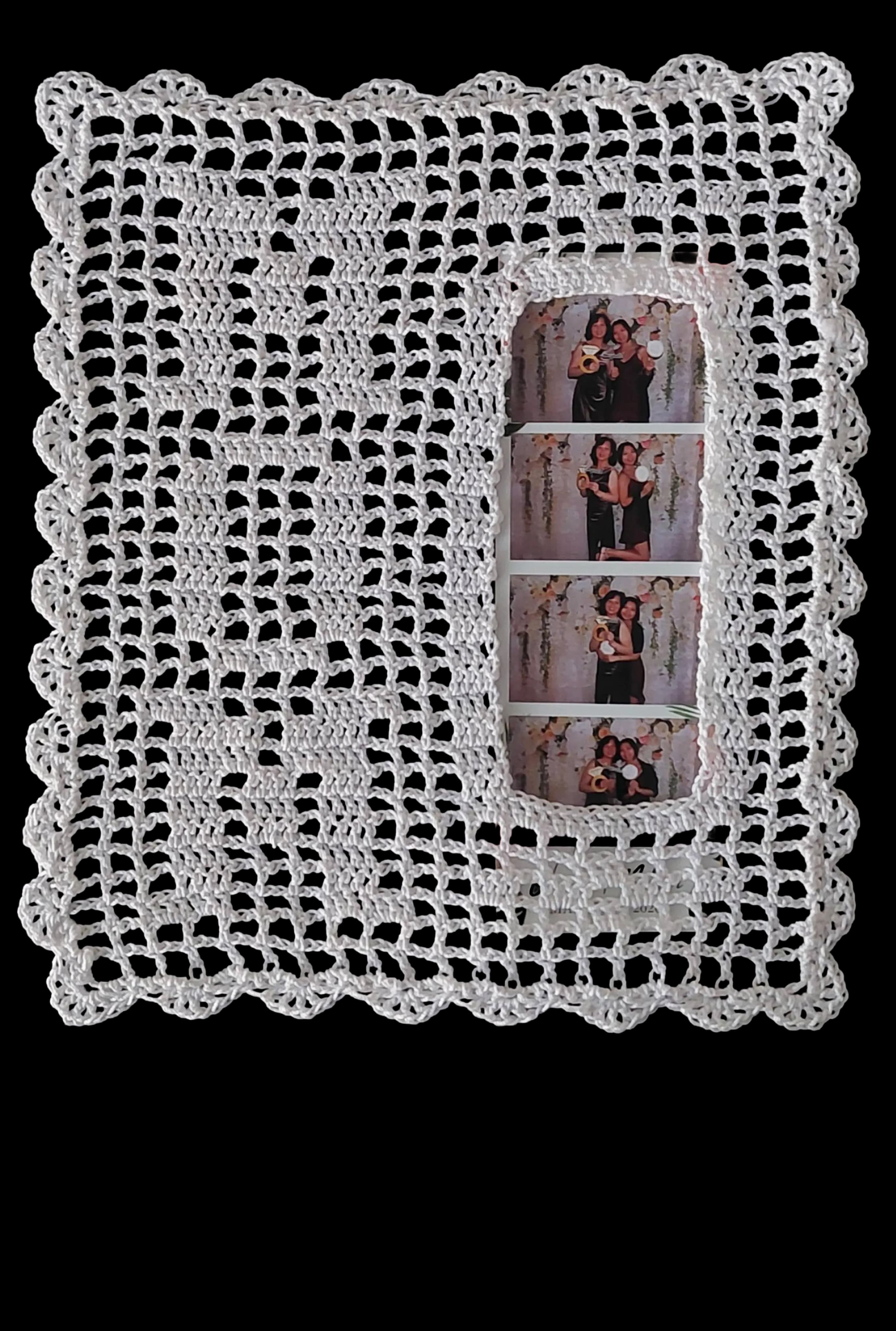 MOM photostrip holder (filet crochet)